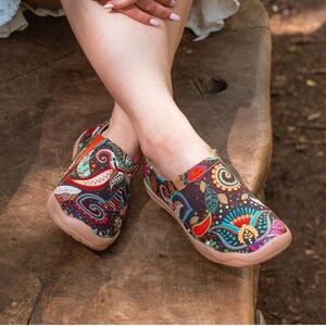 UIN Women's Slip-On  - Wonder Mandala size 10 Like new with original box!